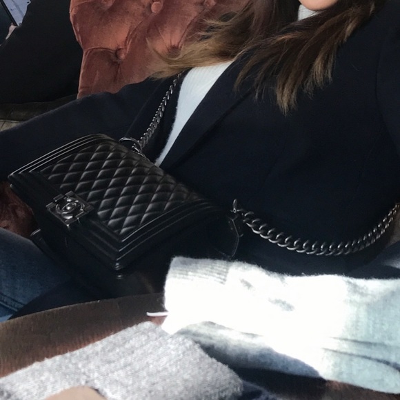 (SOLD) Chanel boy medium black lambskin - Picture 2 of 10